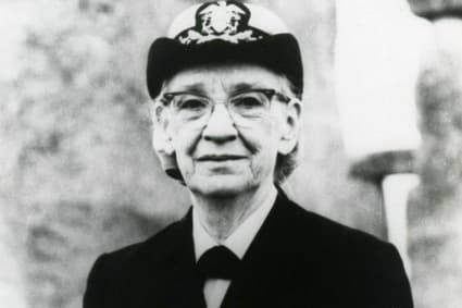 Grace Hopper et le Premier Bug Informatique : Comment un Papillon de nuit à changé l’Avenir de l’Ingénierie Logicielle